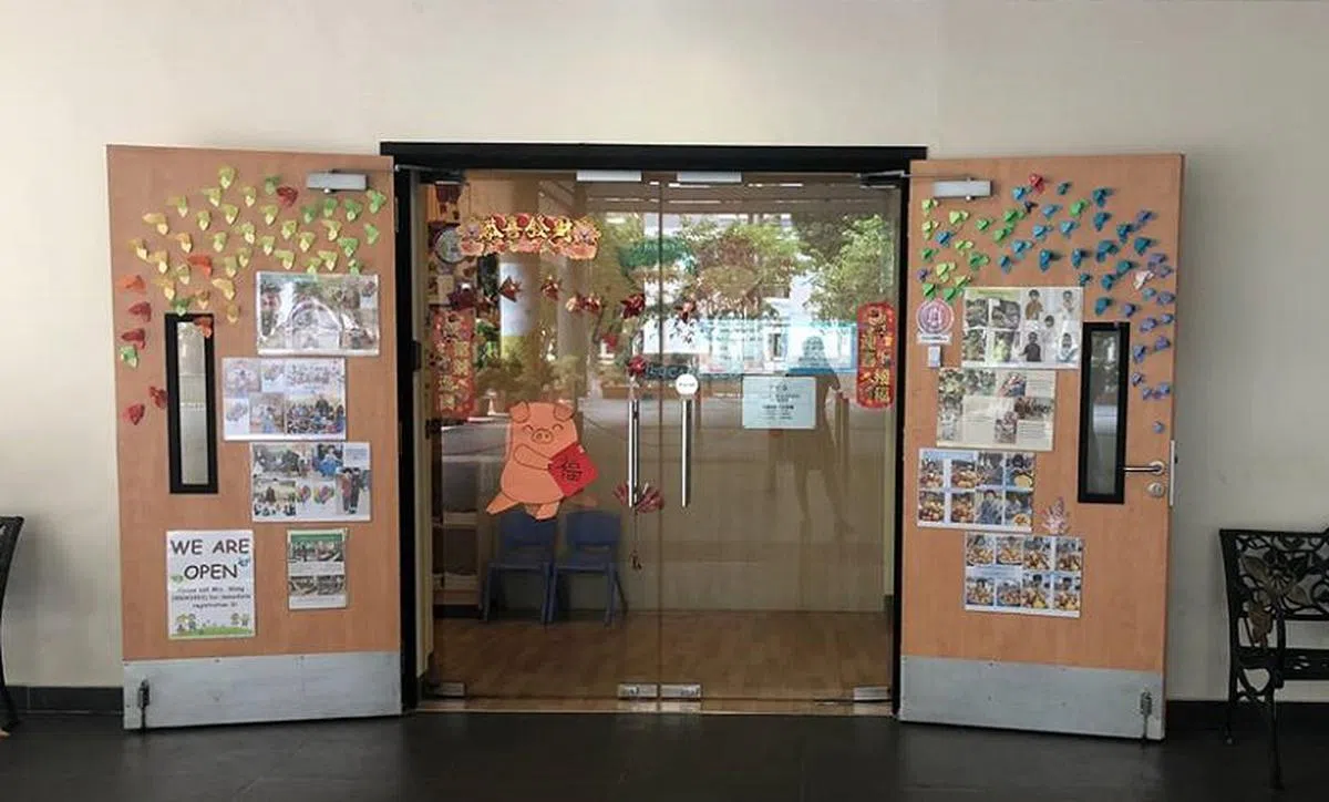  2013年5月2日，在日本进行访问的时任新加坡外交部兼文化、社区及青年部高级政务次长陈振泉（右一）为幼儿园主持开幕仪式并看望幼儿园的小朋友。（外交部） 