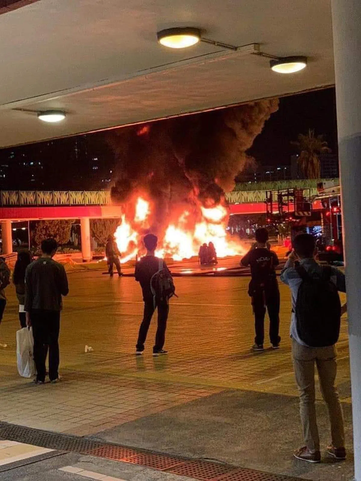  示威者在校园内向防暴警投掷汽油弹。（我爱旅行面簿） 