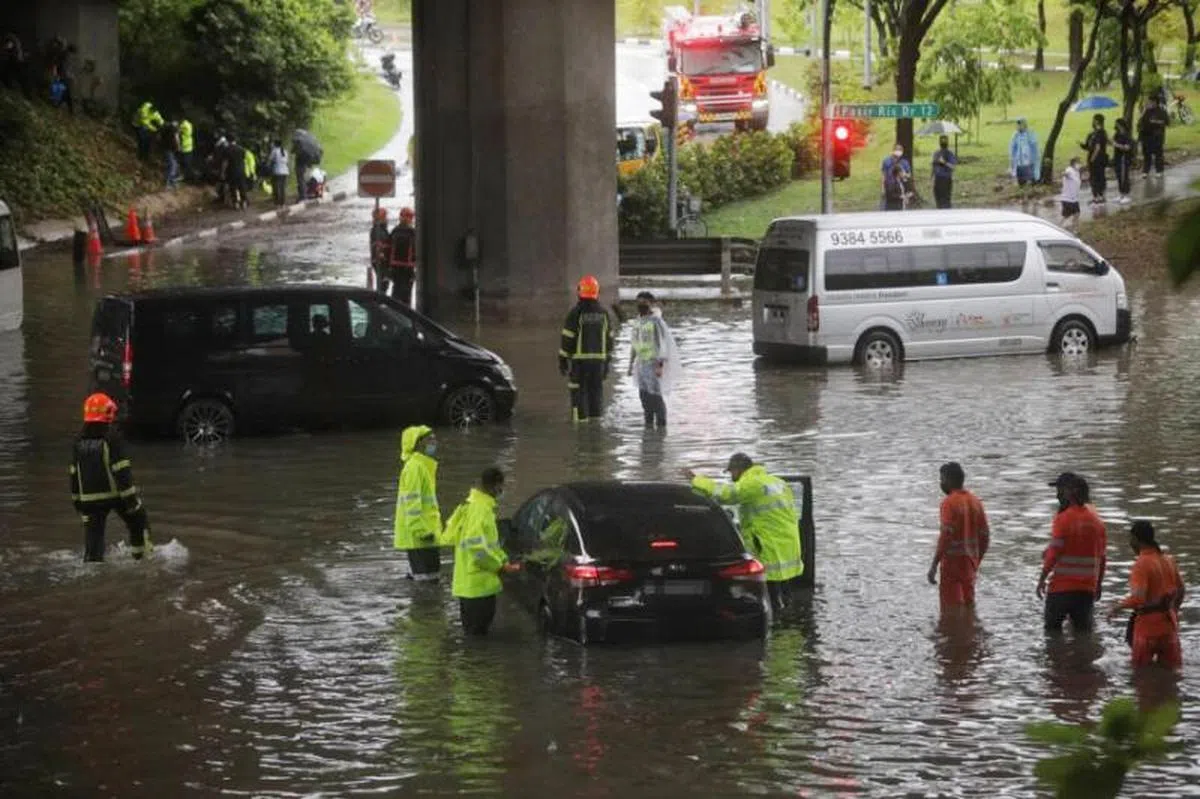  本地今早多处发生突发性淹水。（互联网） 