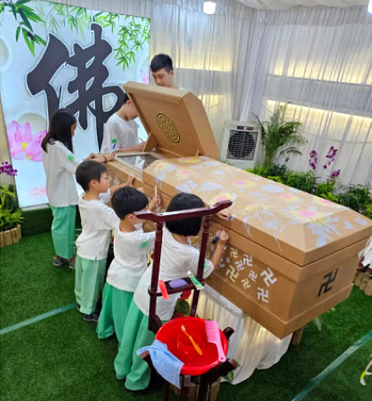 棺材成了画纸。（王金莲家属提供）