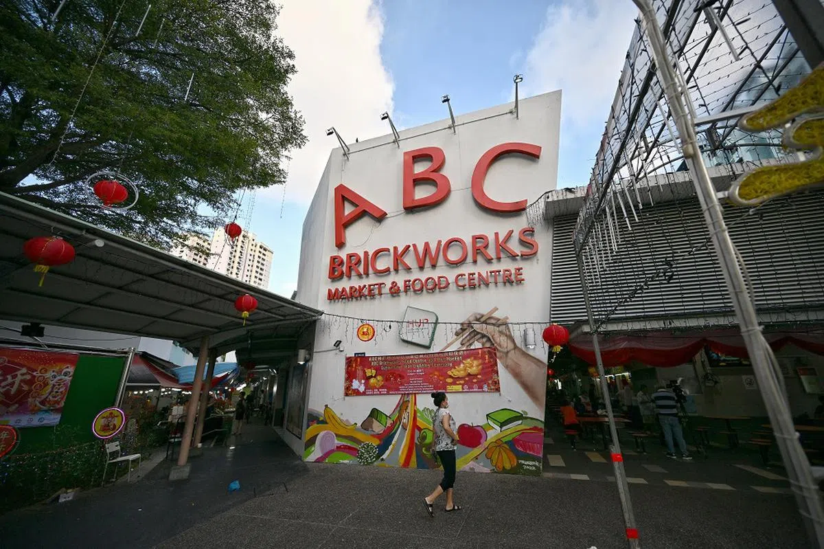 惹兰红山近日出现10起新的结核病例，其中六人经常到访ABC砖厂巴刹与熟食中心。（海峡时报）