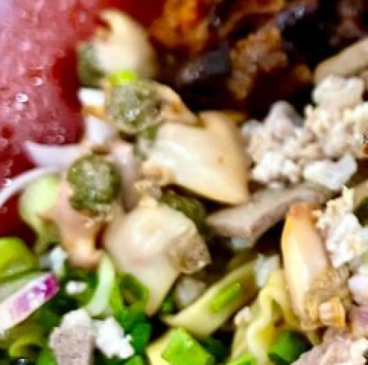  而且整碗肉脞面都加了很多蚶，用料非常足！ 