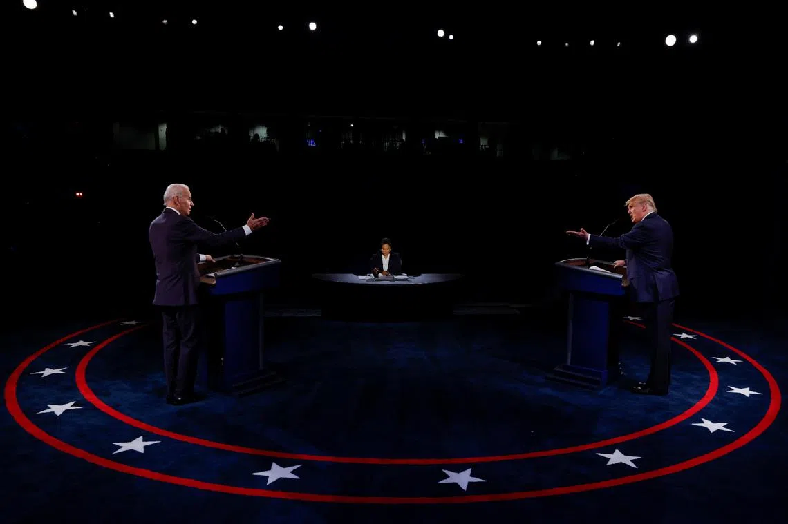 特朗普（右）和拜登（左）展开选前最后一场辩论会争霸。（路透社）