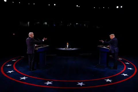 特朗普（右）和拜登（左）展开选前最后一场辩论会争霸。（路透社）