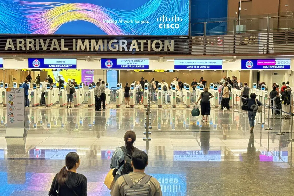 欢迎来到新加坡！准证到期了就请离开，下次再来。（联合早报）