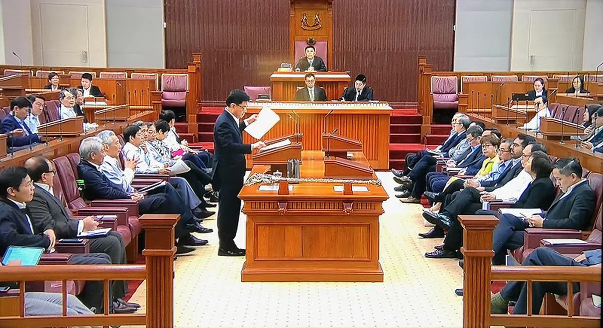  副总理兼财政部长王瑞杰4日以副总理身份在国会上颇有气势地读出长达37页的“诚信动议”，要求目前受阿裕尼—后港市镇理事会（简称AHTC）官司缠身的工人党主席林瑞莲和前秘书长刘程强，回避一切与市镇会相关的财政事务。（国会视频截图） 