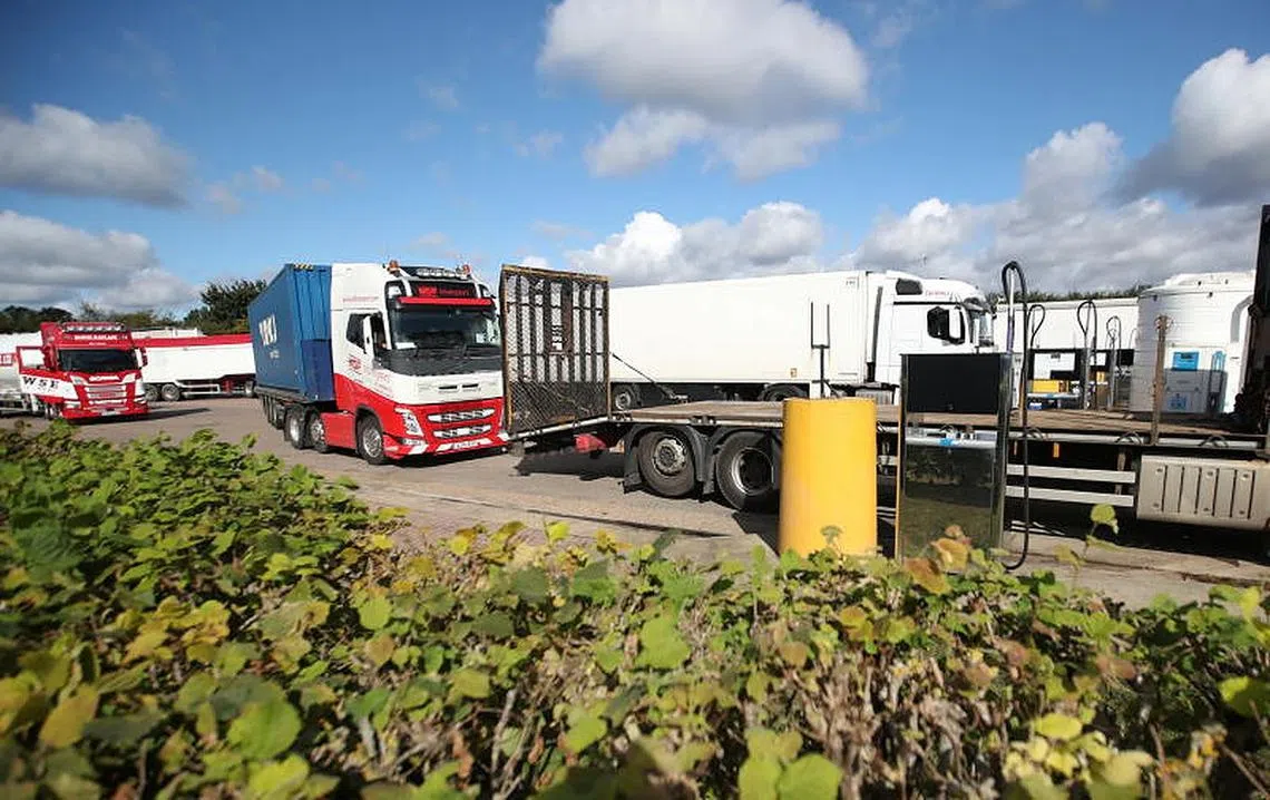 英国现缺近10万名卡车司机，据悉不少公司大手笔开出5万英镑的优渥薪资，希望从各地招揽人才成为新力军。（路透社）