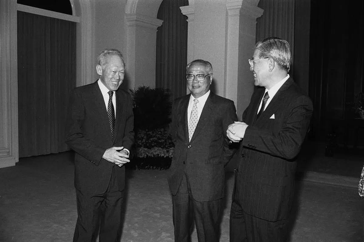  李登辉（右）到访新加坡时，由林金山（中）出任代总统迎接他。图为总统府晚宴前，李登辉与林金山和建国总理李光耀轻松交谈。（海峡时报） 