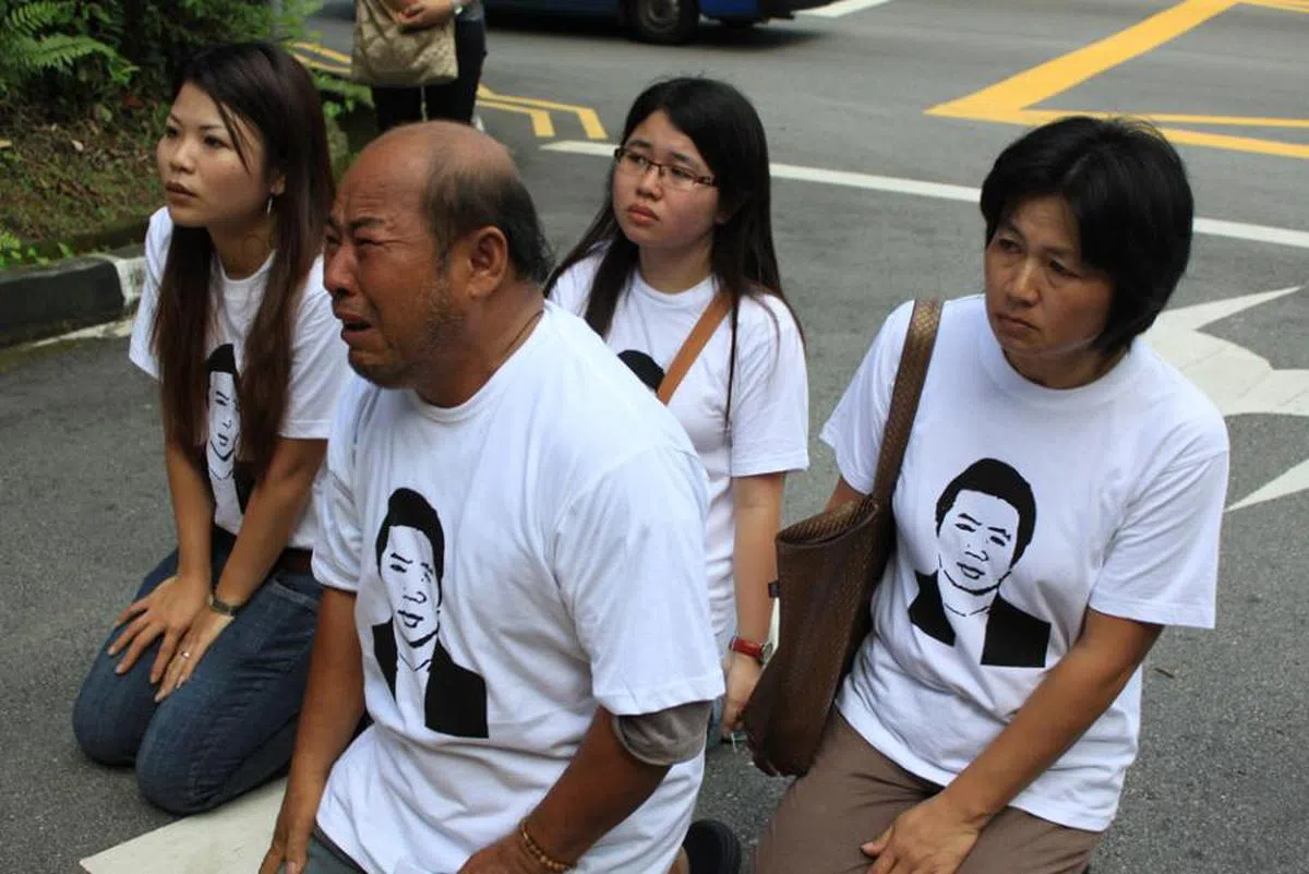 张家平当年曾和另外两名女儿及前妻到我国总统府跪地请愿。（We Believe In Second Chances）