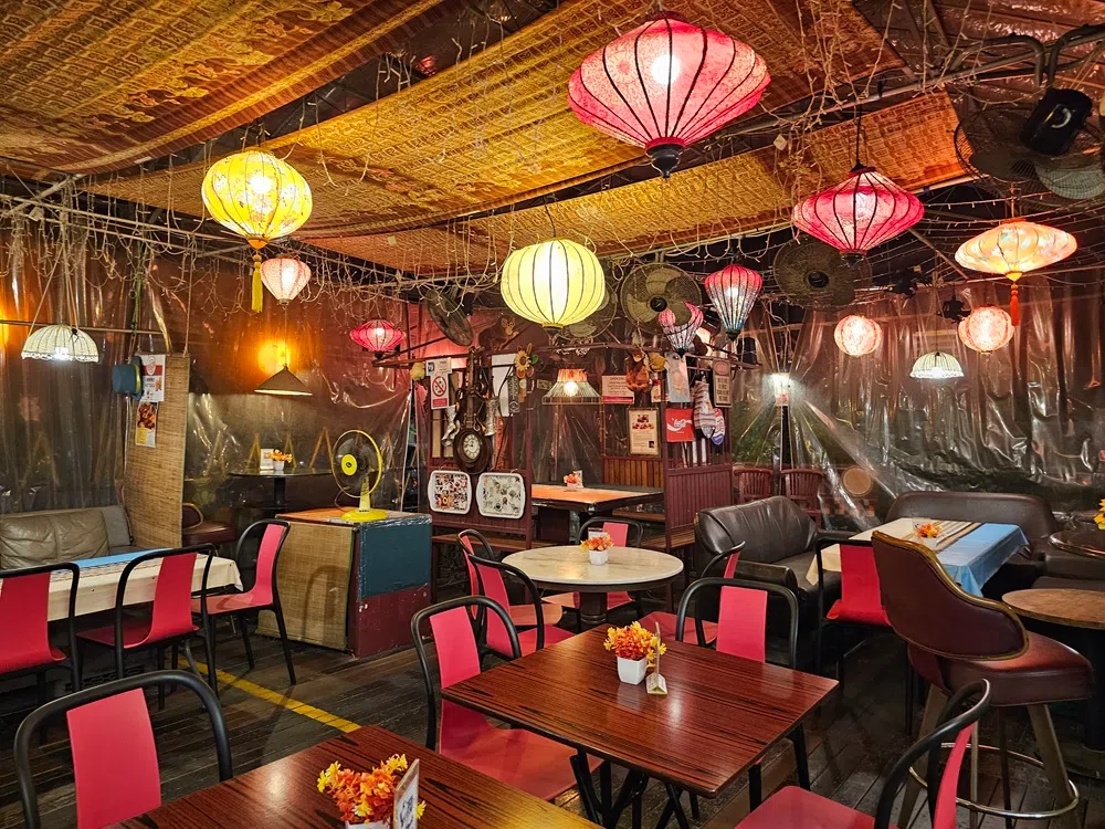 Woody Family Cafe内部装潢主要由方清发设计，灵感来自泰国、菲律宾和峇厘岛的不同酒吧和咖啡座。