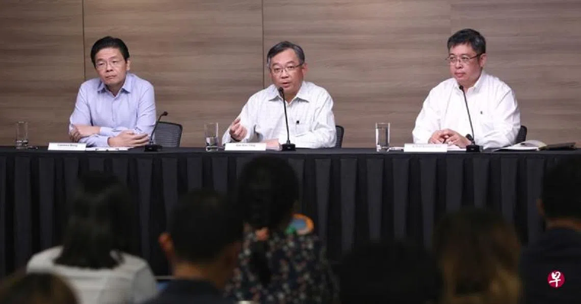 2月14日卫生部记者会。左起：国家发展部长兼财政部第二部长黄循财、卫生部长颜金勇、卫生部医药服务总监麦锡威副教授。（联合早报）
