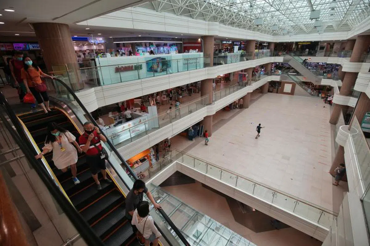  本地所有商场的人流限制进一步收紧。（联合早报） 