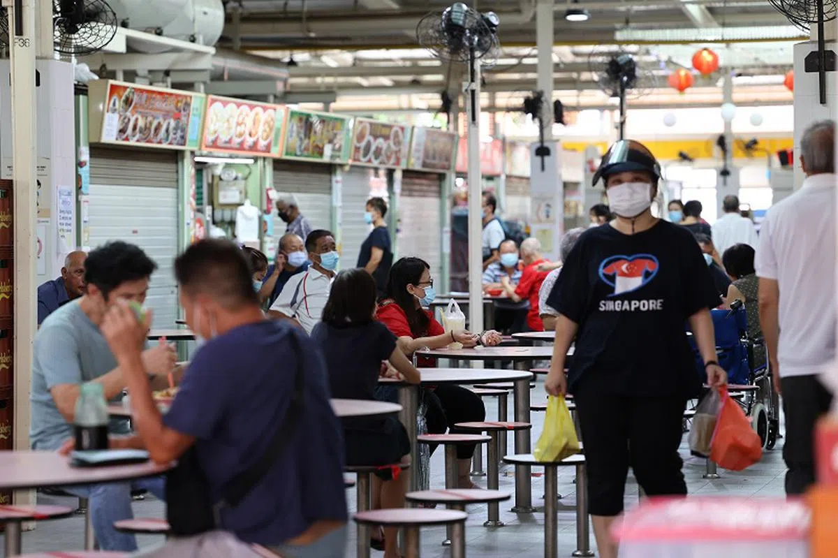 我国冠病确诊数目在过去几周陡然增加，不少小贩中心暴发本土感染群。（联合早报）