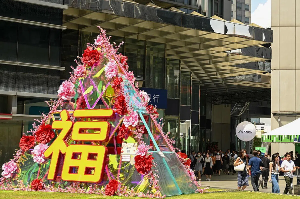 商业区的新春装饰。（法新社）
