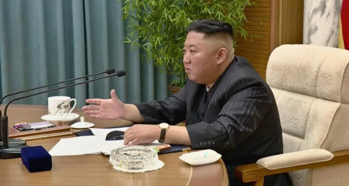  金正恩在今年6月初公开露面时，手腕上的表明显戴得更紧。（NK News） 