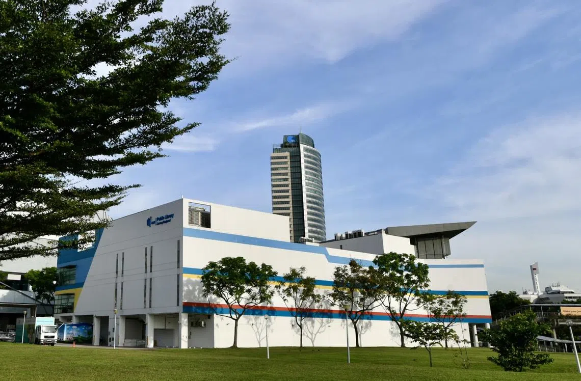 坐落在裕廊东中1路的裕廊区域图书馆。（海峡时报）