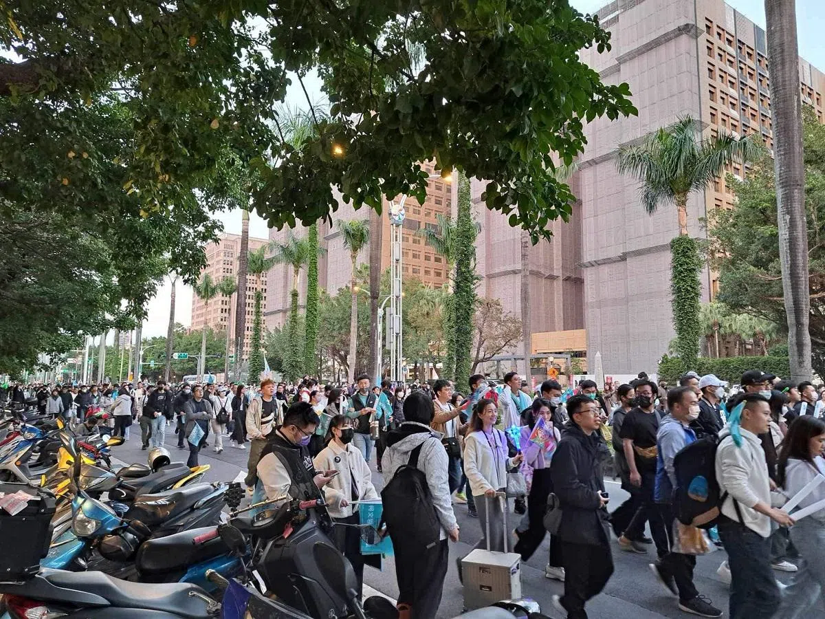 聚集在凯道上的民众党支持者。（小草摄）