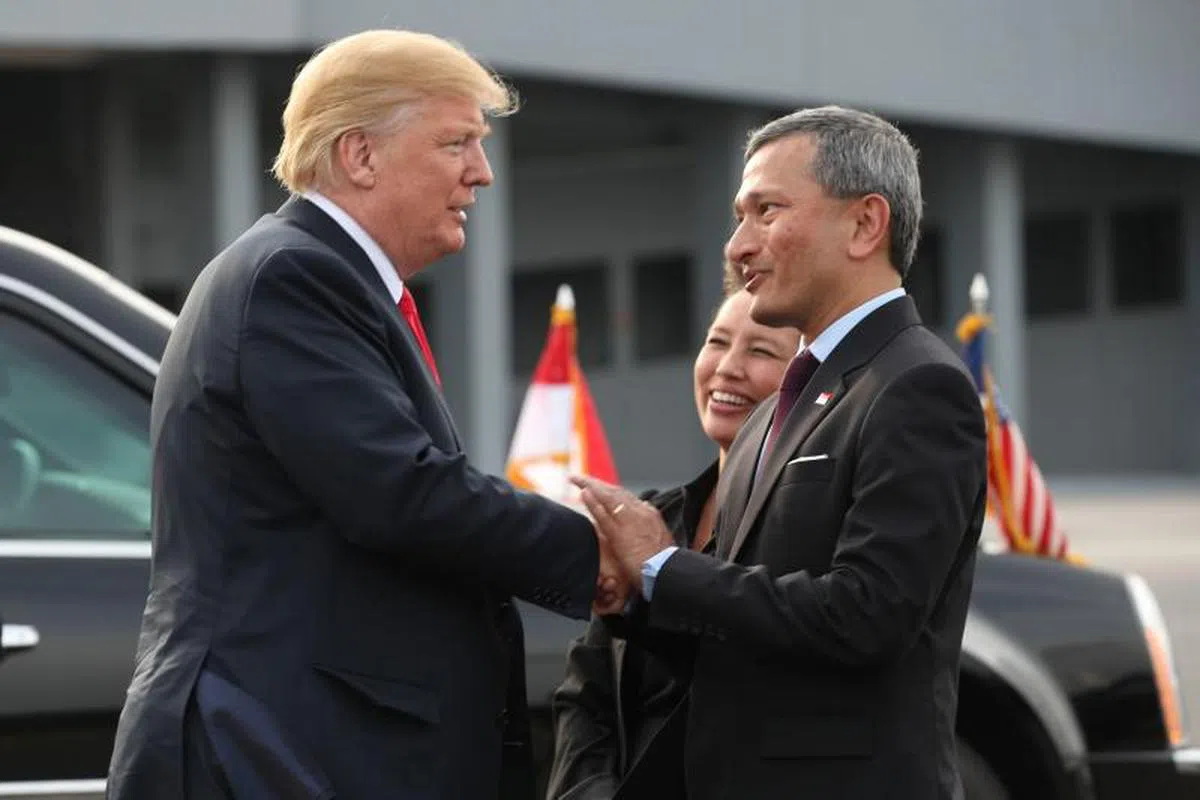  6月12日，维文（右）到巴耶利峇空军基地给特朗普送机。（通讯及新闻部） 