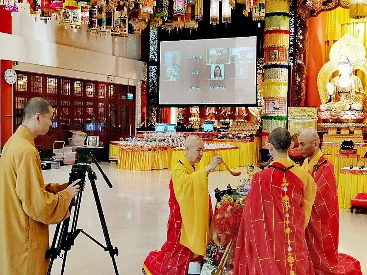 疫情期间，吉祥宝聚寺让待在家中的佛教信徒能在线上参与浴佛法会，庆祝卫塞节。（吉祥宝聚寺提供）