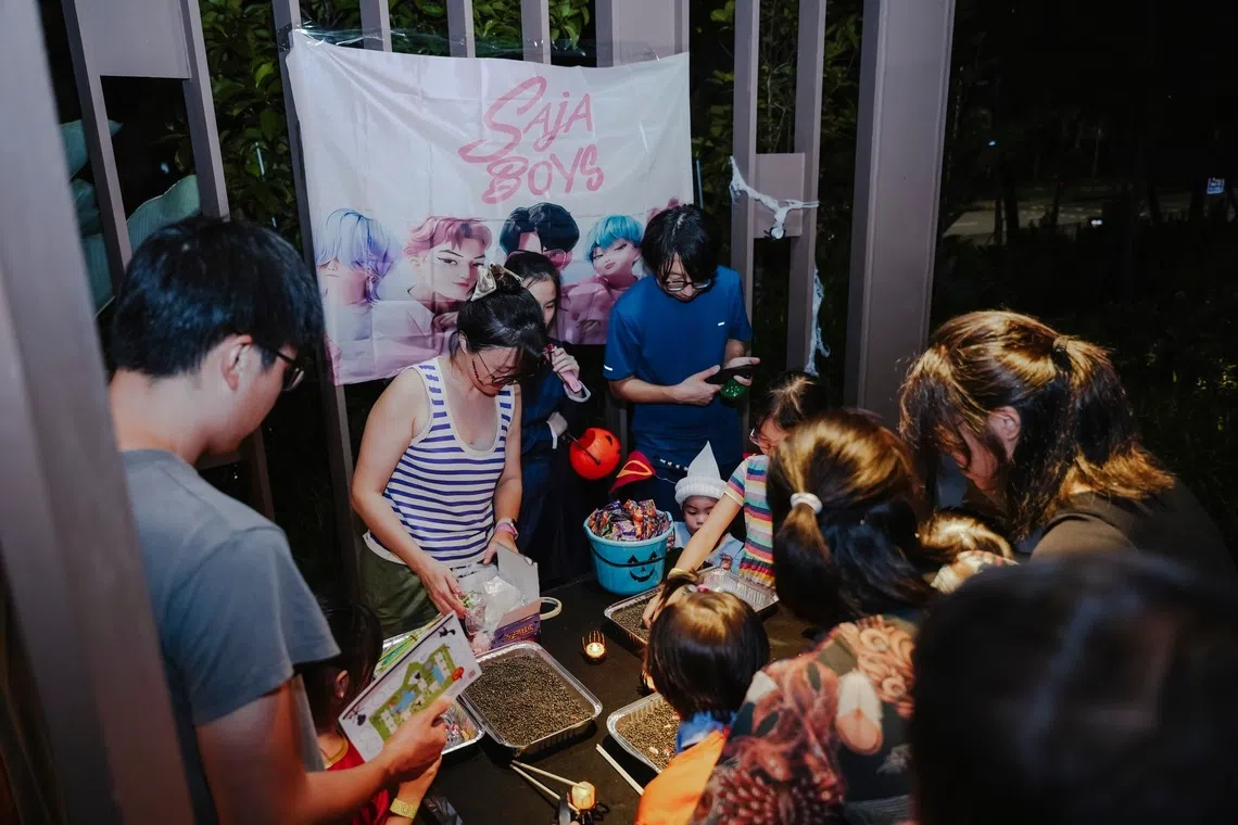 今年的万圣节活动，到处都是《KPop 猎魔女团》的主题。