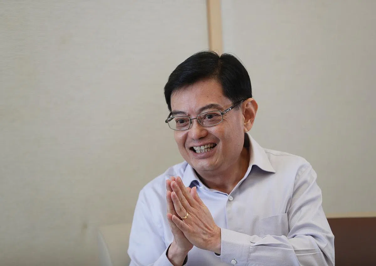  “财爷”王瑞杰在宣布财政预算案后，频频接受媒体专访，马不停蹄地 “卖膏药”。（海峡时报）  