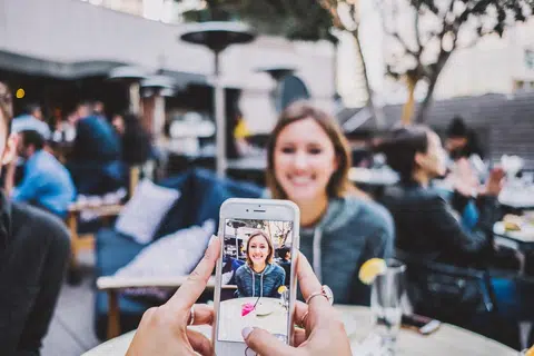 你还有让手机“先吃”打卡Instagram的习惯吗？（Unsplash）