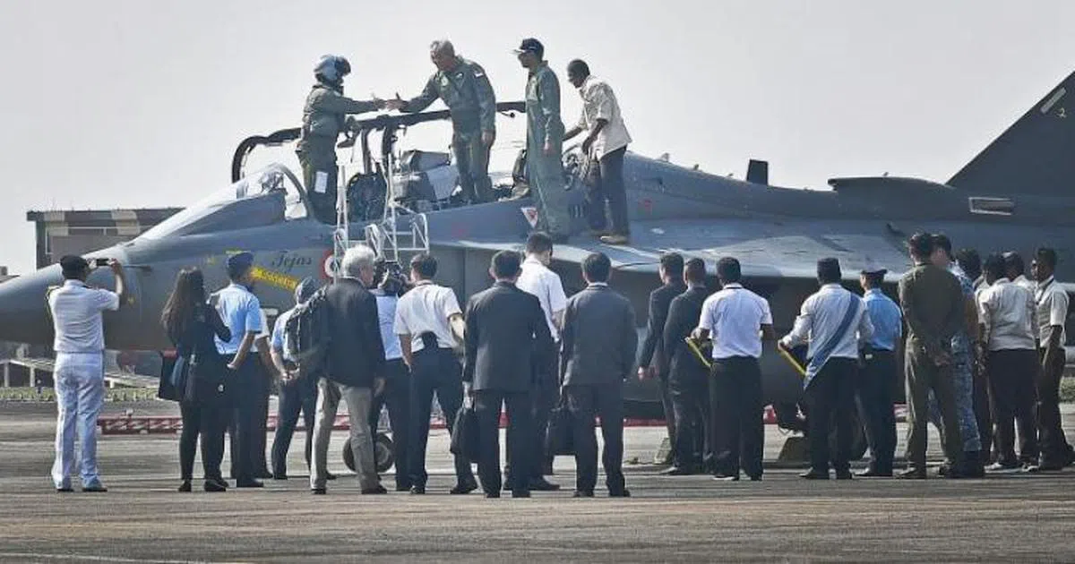  目前在印度访问的国防部长黄永宏医生昨天到西孟加拉邦的卡莱昆达（Kalaikunda）空军基地，视察两国空军的联合军事训练。（彭博社） 