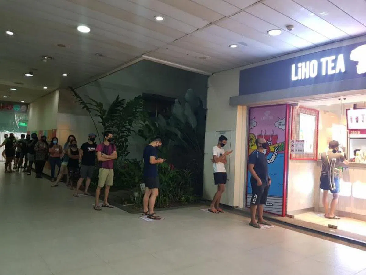  金光坊（Sunshine Place）商场内的里喝（LiHO）奶茶店铺。（慈母舰） 