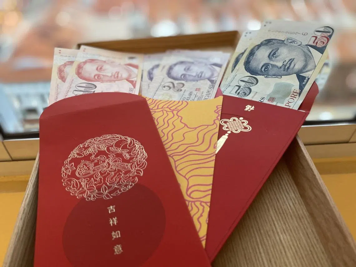 农历新年前，新加坡华人必做的一项习俗，就是到银行更换新钞，因为包红包的钞票，必须是全新的，代表新年新气象。（张丽苹摄）