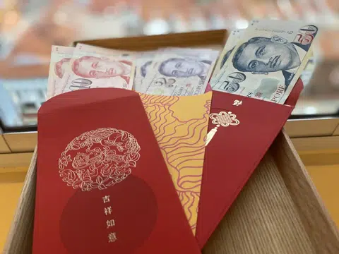 农历新年前，新加坡华人必做的一项习俗，就是到银行更换新钞，因为包红包的钞票，必须是全新的，代表新年新气象。（张丽苹摄）