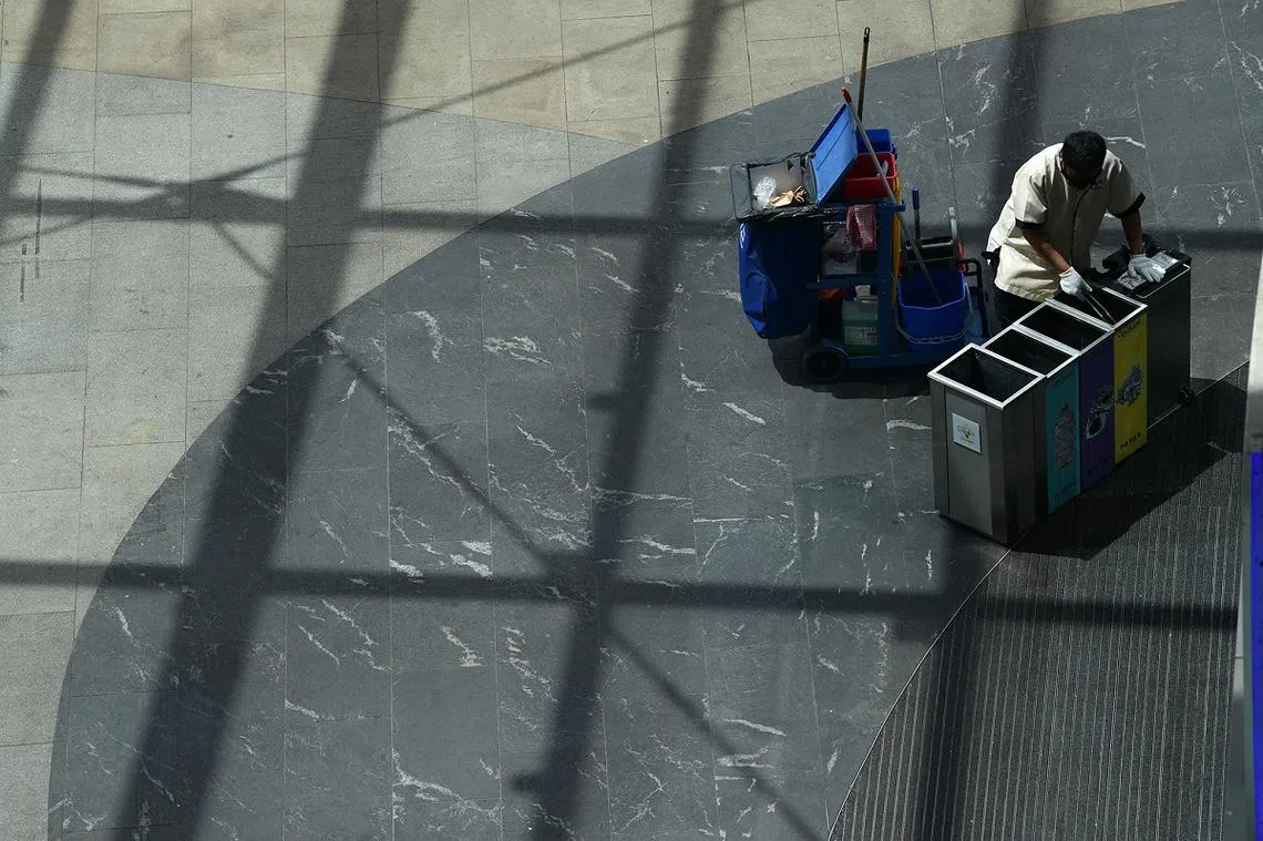 在新加坡，像清洁工这类低收入员工在冠病疫情期间感受到比其他群体更大的压力。他们的工作较不稳定，更有可能被裁退，用以渡过困难时期的储蓄也比较少。处境岌岌可危。因此政府在每个冠病疫情预算案中，都为低收入家庭提供了额外帮助。（海峡时报）