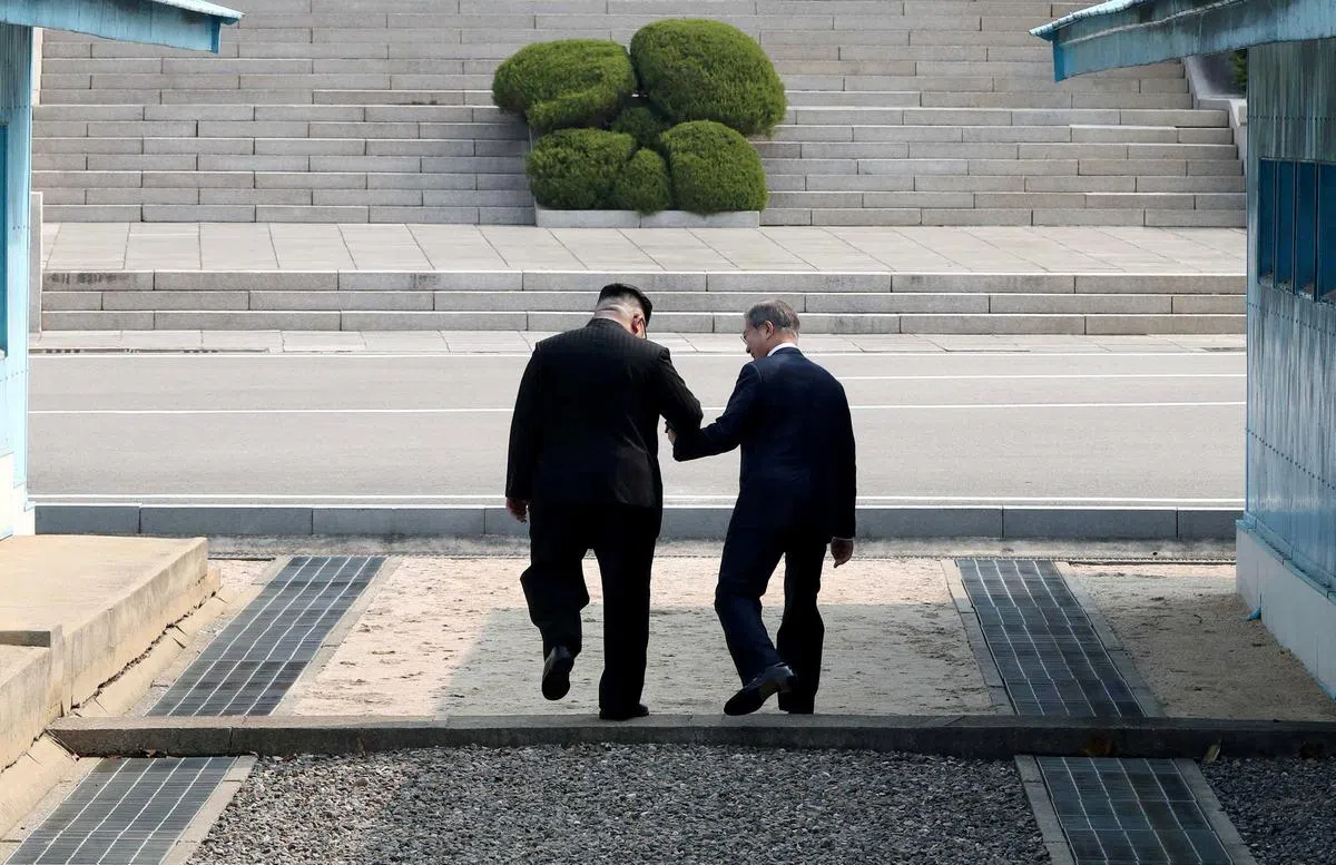 “现在你在韩国，我想知道我什么时候可以跨至朝鲜，”当金正恩跨过边界，两人握手时，文在寅说。 “你为什么不现在（就跨过来）呢？”金正恩说。 然后文在寅完成了“人生第一次也是最短一次的访朝活动”。（路透社） 