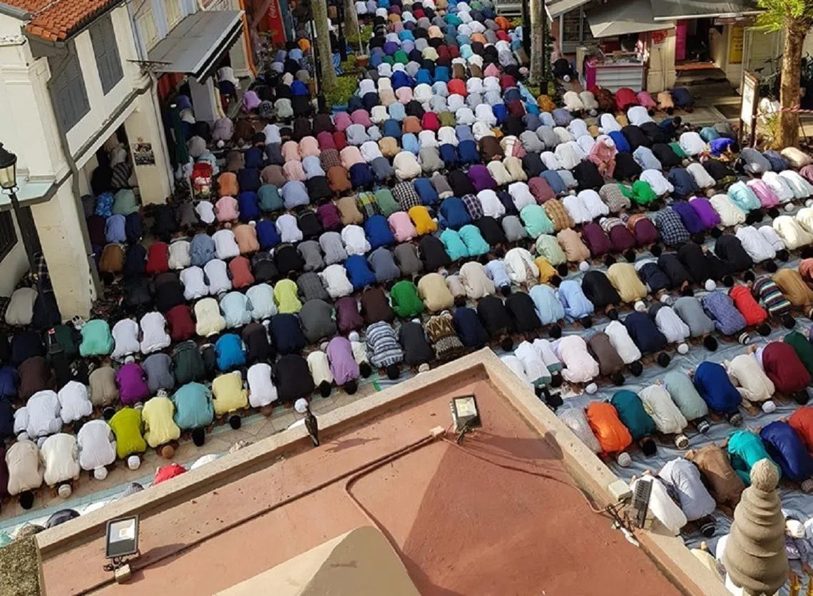 鸟瞰新加坡苏丹回教堂集体祈祷仪式进行时，回教堂外的步行街上整齐划一跪着一地信众的壮观景象。（Shahida Mohamed面簿）