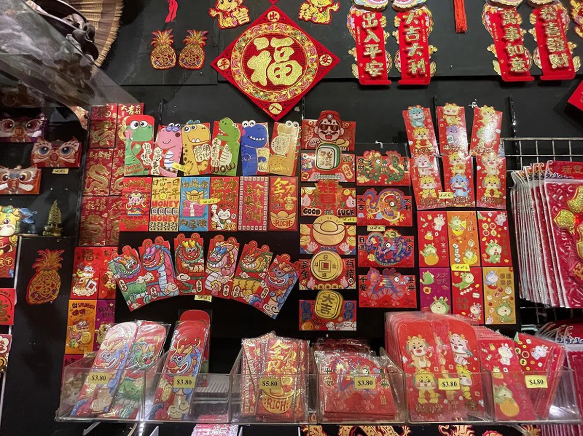 为响应环保，一些企业会避开印有生肖图案的红包封套。（海峡时报）