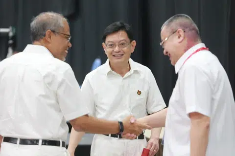 你押对宝了吗？本地媒体今天竞相爆料，行动党第一助理秘书长、未来总理几乎笃定由王瑞杰接任。（联合早报）