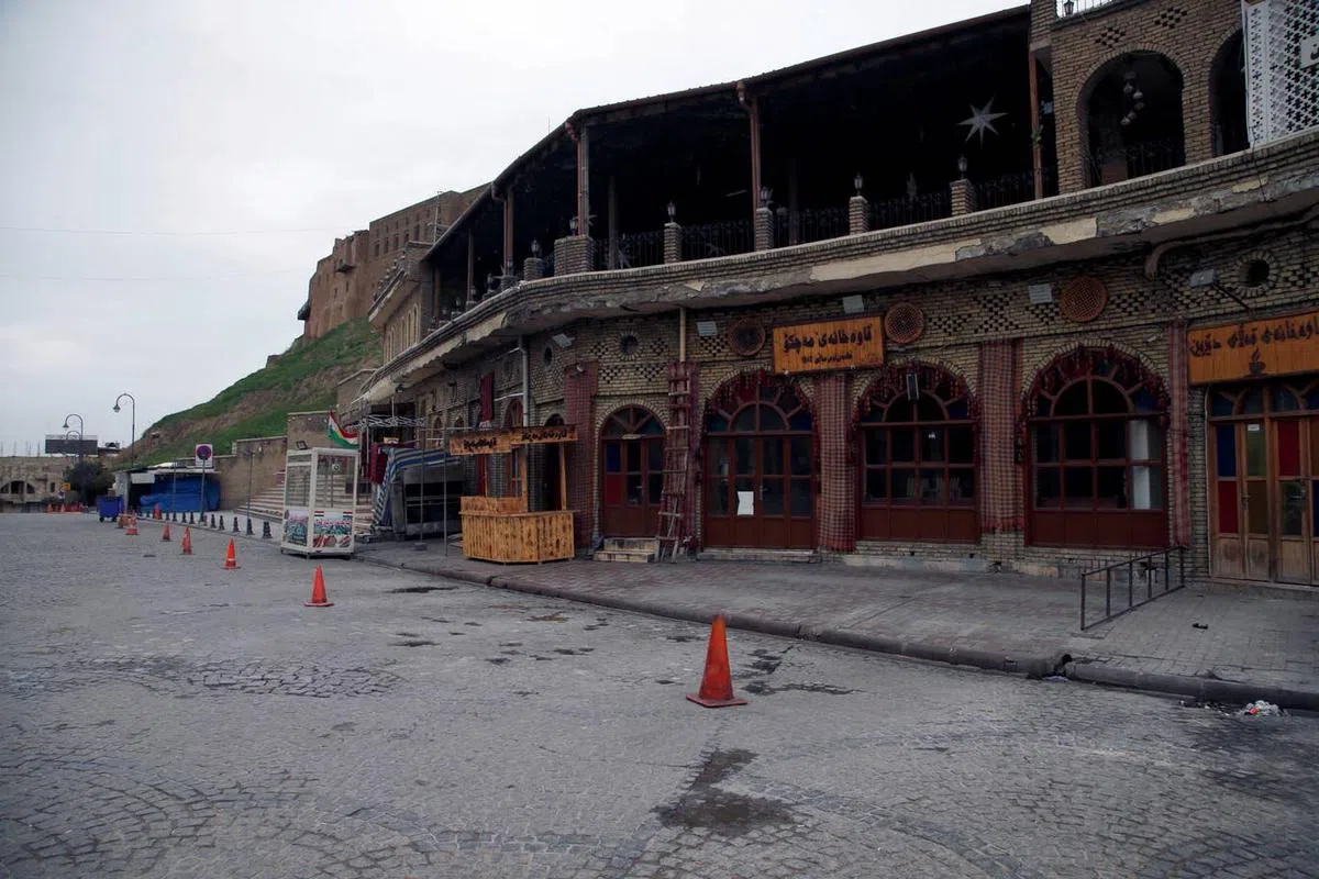  疫情爆发后，伊拉克库尔德当局实行防控措施。这一家空的咖啡馆就位于埃尔比勒旧城的城堡附近。（路透社） 