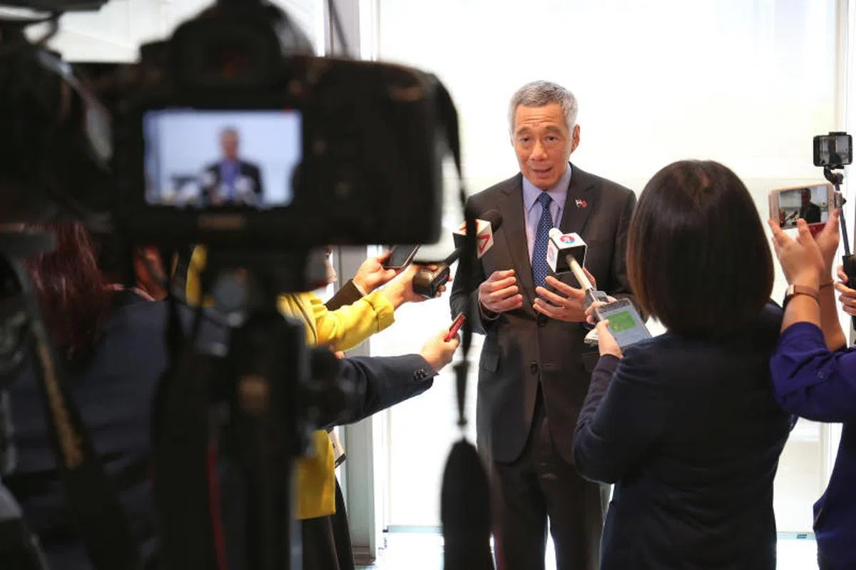  李总理今天结束五天访华行程，在最后一站上海接受新加坡媒体采访。（联合早报） 