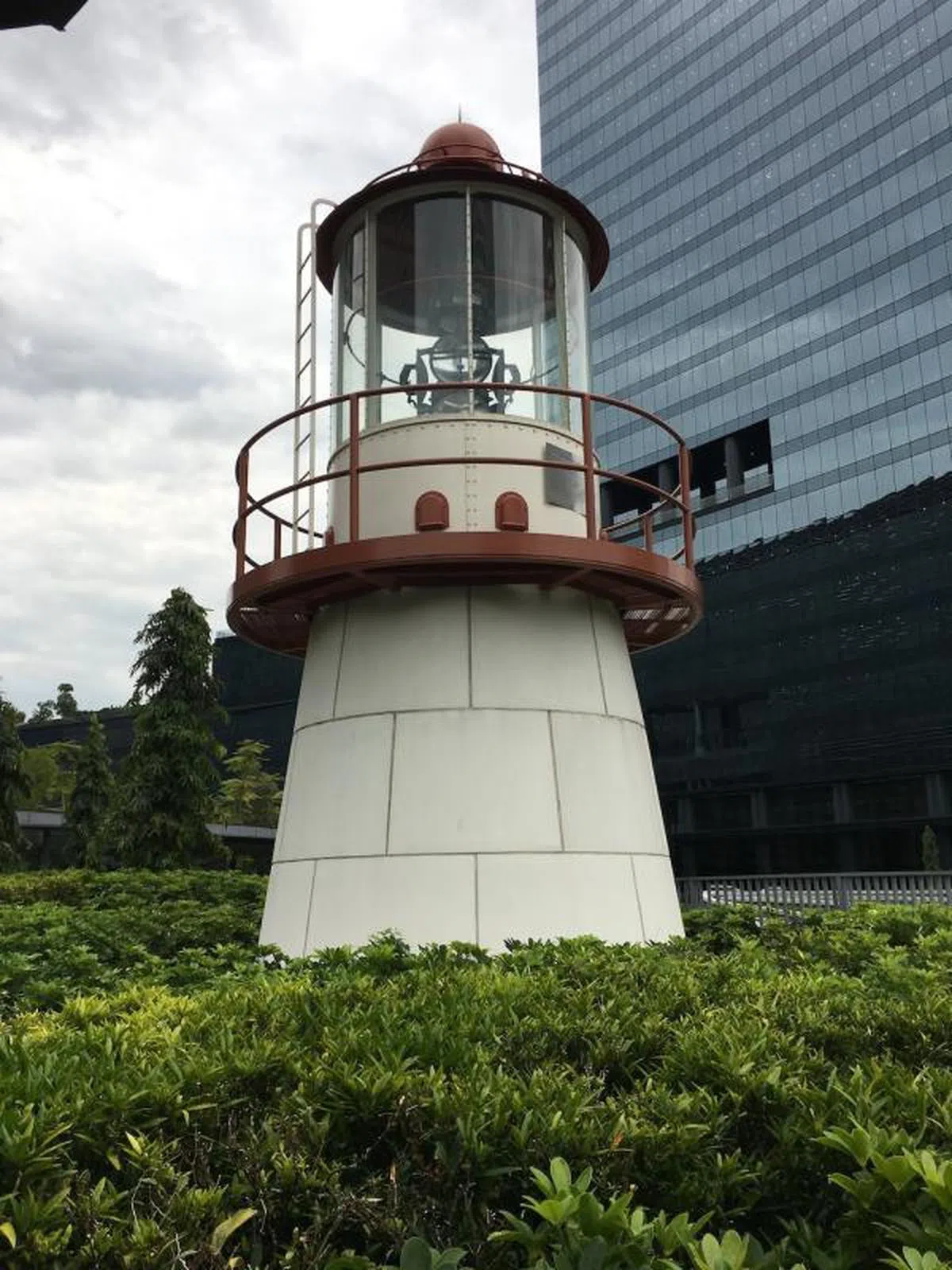 浮尔顿灯塔的原址已被改造成富丽敦酒店，原来的浮尔顿灯塔目前展示在丰树商业城（Mapletree Business City）园地内。（文物局资源网roots.gov.sg）
