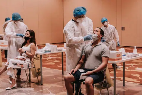 根据卫生部规定，完成接种疫苗者可豁免大型活动前的检测，但施打科兴疫苗者不在此列。（Collective Minds）