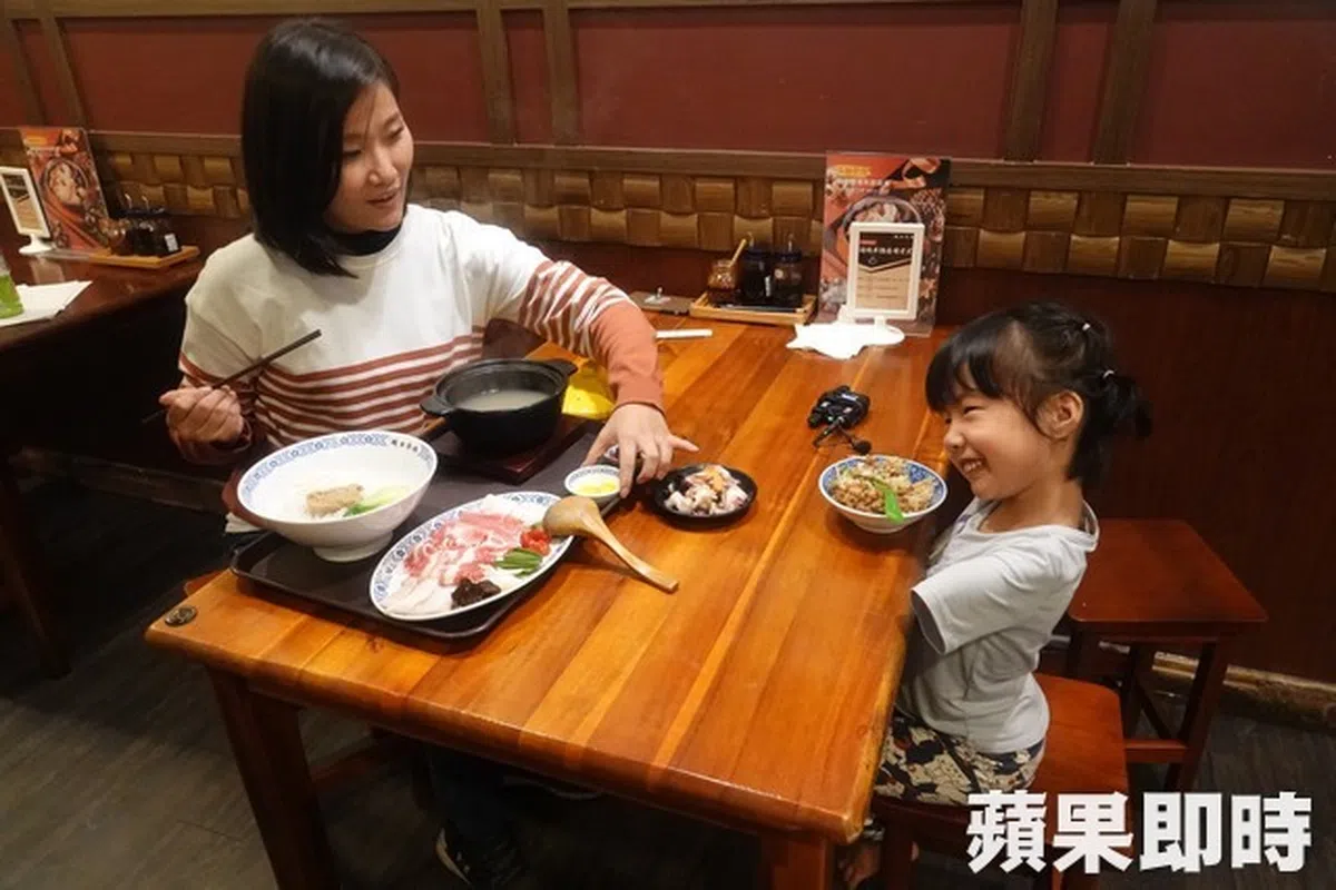  独自前来用餐的客人也不用怕寂寞，又立刚还在用餐时会陪你吃饭。（苹果日报 台湾） 