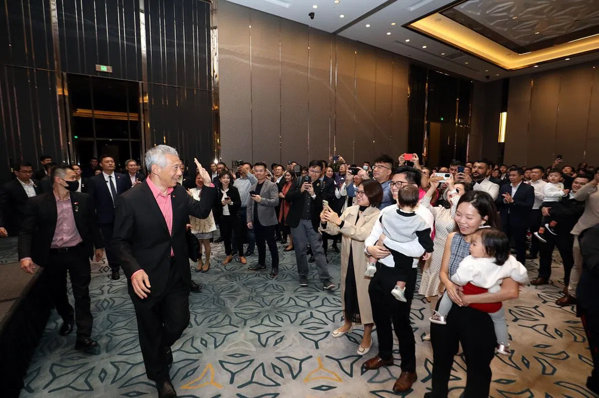 李显龙总理2023年3月27日在中国广东会见在那里工作与居住的新加坡人。（联合早报）