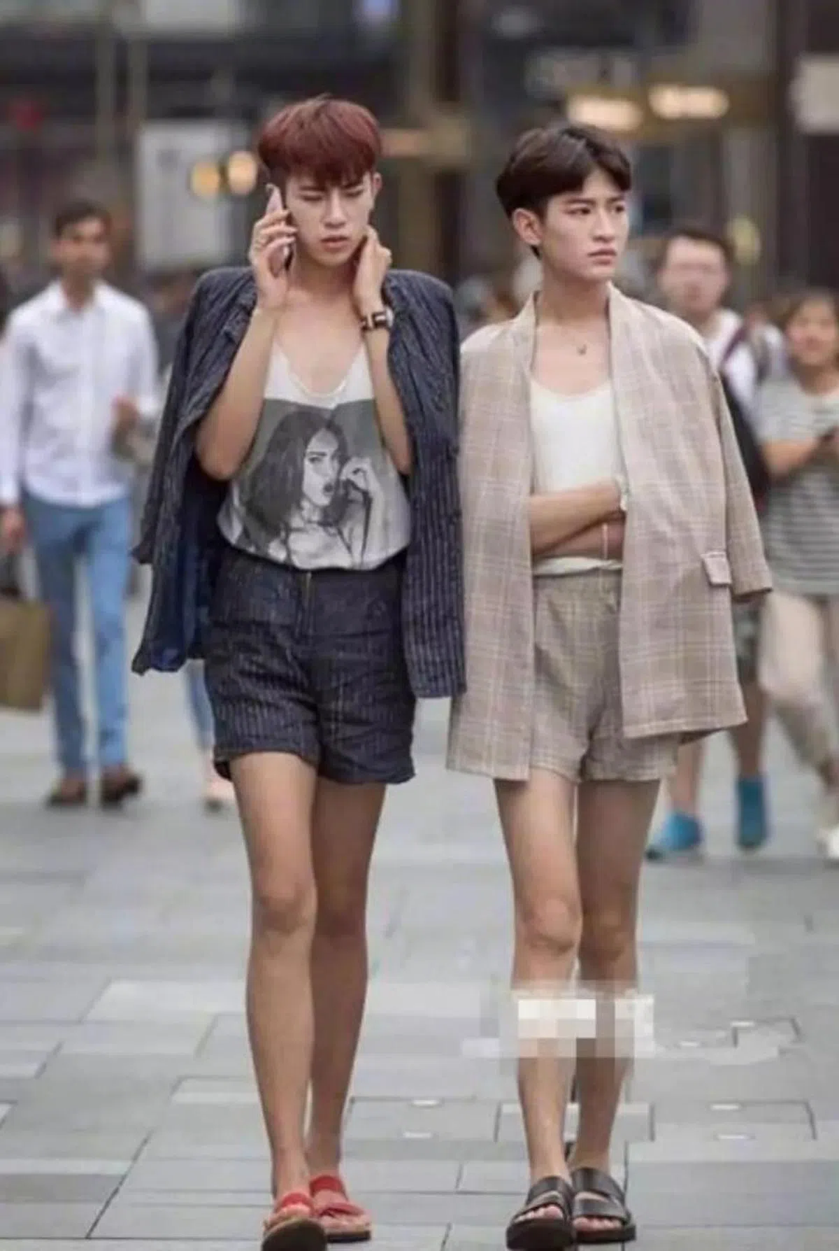  中国街头被拍到的女性化少男。（互联网） 