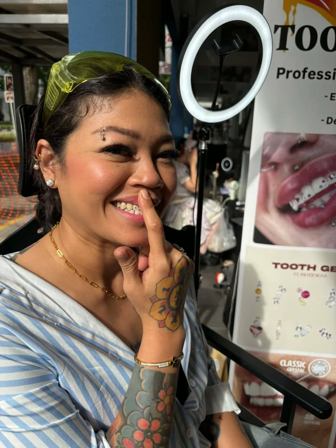 朗尼引进美国的“牙齿宝石”技术。