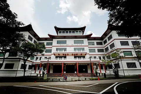 义安公司因潮州大厦动工翻新日期将至，仍无法跟潮州八邑会馆达致搬迁协议，而向高庭申请紧急庭令，要求后者搬离大厦，归还会所所在单位。（联合早报）