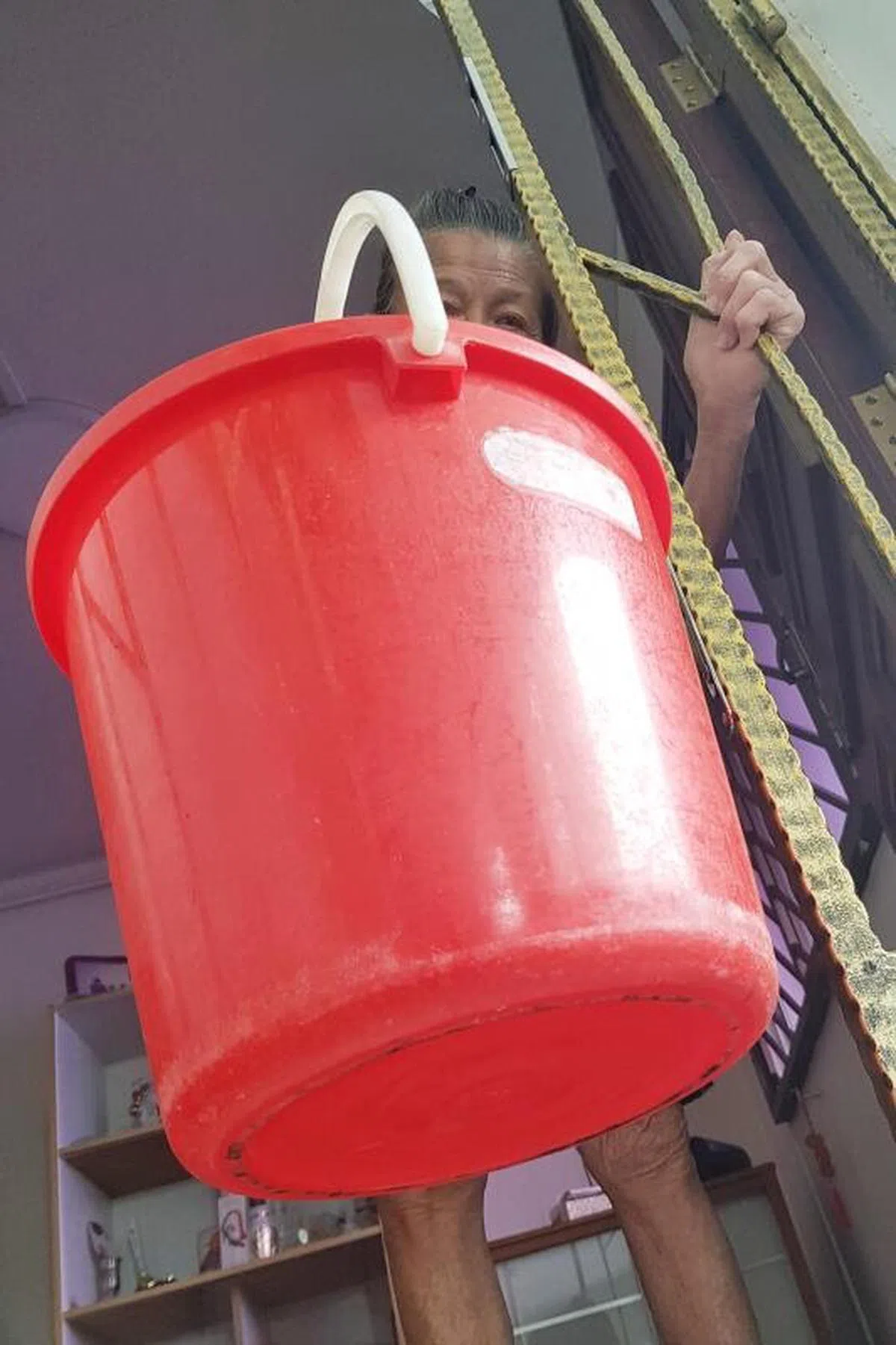  阿嫲受访时只愿意露出半张脸。（新明日报） 