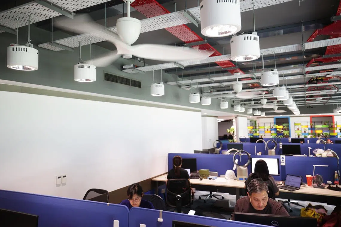 建设局专科学院布莱德校区的升级版“零能耗建筑”一楼办公室，采用的是吊扇和冷气机的混合冷却（Hybrid Cooling）方案。这样一来，即使室外气温高达31摄氏度，室内冷气机温度只需调到26.5摄氏度，吊扇以最低档运转，即可让办公室足够凉爽，让员工得以专心工作。（联合早报）