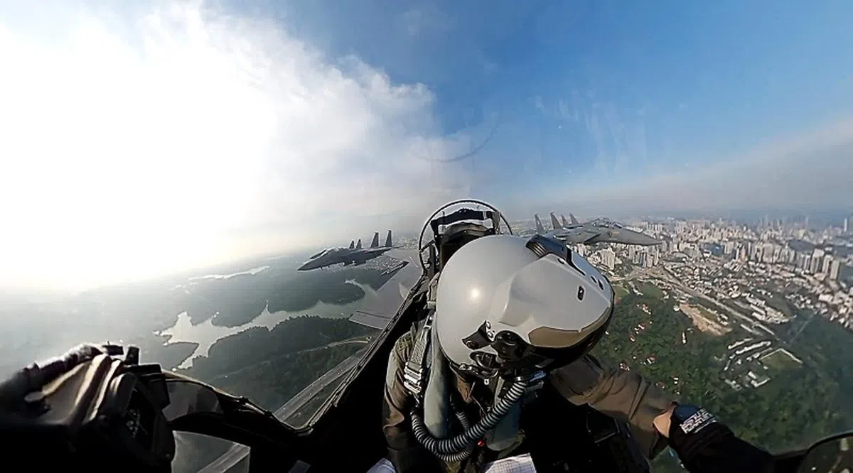  从F-15SG战机驾驶舱内鸟瞰新加坡。（新加坡国防部） 
