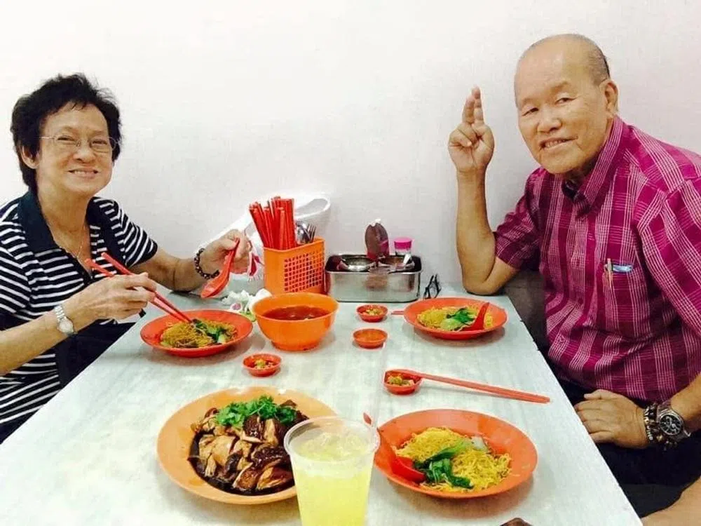 作者父母生前在钊记油鸡面合影。