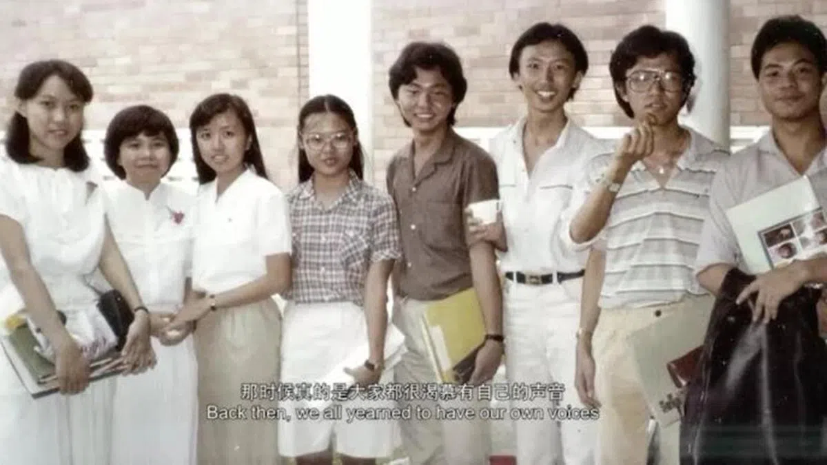  刚出道的颜黎明（左三）。（《我们唱着的歌》视频截图） 