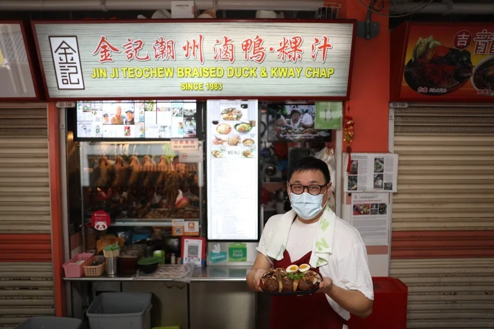 打上繁体字的招牌，加上“成立自1983年”的英文字样，潜台词就是：我们的摊位可是有点历史的噢。